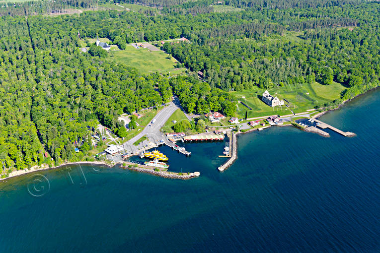 Färjeläget på Visingsö drönarbilder, drönarfoto, flygbild, flygbilder, Flygfoto, flygfoton, färjeläge, hamnen, samhällen, slottsruin, Småland, sommar, Visingsborg, Visingsö