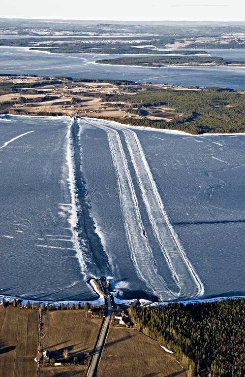 Färjeränna och isväg biltrafik, drönarbilder, drönarfoto, flygbild, flygbilder, Flygfoto, flygfoton, färjeränna, is, islossning, isväg, Jämtland, kommunikationer, landfart, Norderön, Storsjön, trafik, vår