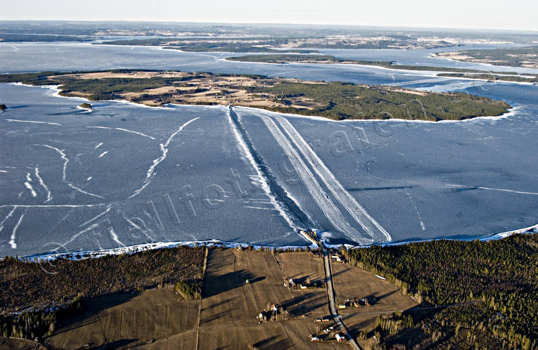 Färjeränna och isväg biltrafik, drönarbilder, drönarfoto, flygbild, flygbilder, Flygfoto, flygfoton, färjeränna, is, islossning, isväg, Jämtland, kommunikationer, landfart, Norderön, Storsjön, trafik, vår