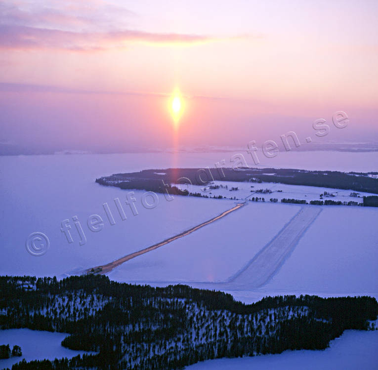 Färjeränna och isväg vid Norderön drönarbilder, drönarfoto, FJÄLLEN, flygbild, flygbilder, Flygfoto, flygfoton, färja, färjeränna, isväg, Jämtland, Landskap, solnedgång, Storsjön, vinter, vinterlandskap, vinterväg