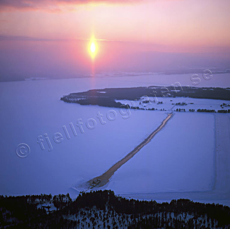 Färjeränna och vinterväg drönarbilder, drönarfoto, flygbild, flygbilder, Flygfoto, flygfoton, färja, färjeränna, isväg, Jämtland, Landskap, Norderön, solnedgång, Storsjön, Sunne, vinter, vinterlandskap