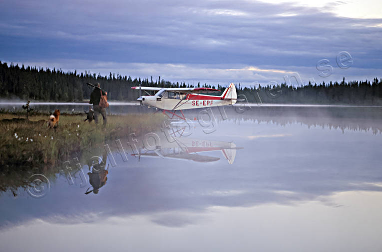 Fågeljägare vid flygmaskin, Super Cub flyg, flygplan, fågeljakt, fågeljägare, jakt, jägare, Landskap, lappland, sjöflyg, sjöflygplan, trädskällare, trädskällarjakt, vildmark, ödemark, öga*