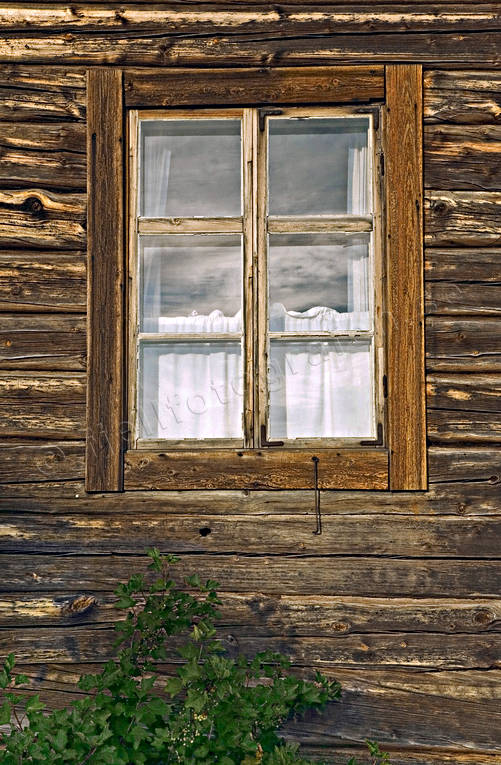 Fönster på timmerbyggnad byggnader, fönster, gammal, hembygdsgård, hembygdsmuseum, hus, lappland, naturfärgad, omålad, omålat, timmerbyggnad, timmerhus