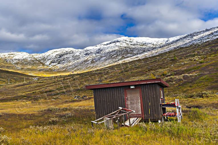 Förråd vid Åreskutans fot byggnationer, fjäll, fjälltopp, förråd, hus, höst, höstfärger, Jämtland, Landskap, natur, nysnö, skjul, Åreskutan
