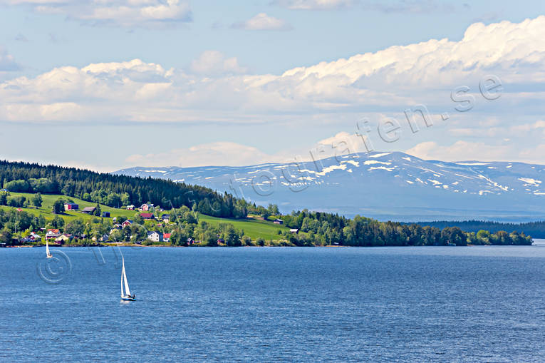 Försommar Seglats på Storsjön försommar, Genvalla, Jämtland, Landskap, lågfjäll, Oviksfjällen, segelbåtar, seglats, snöfläckar, sommar, Storsjön