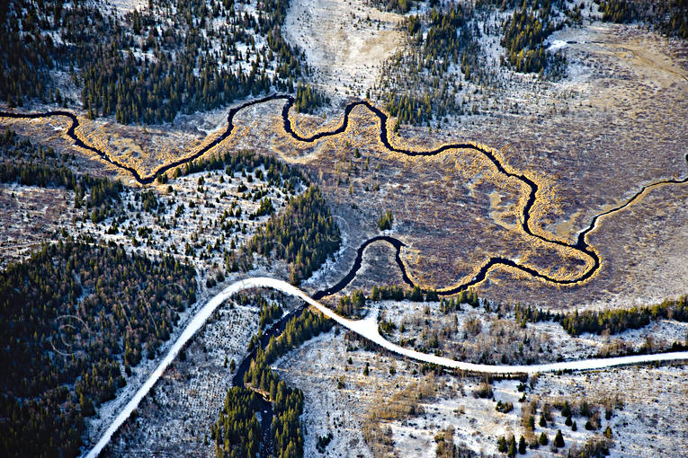 Första snön vid Isbillån bäck, canvastavla, drönarbild, drönarbilder, drönarfoto, flygbild, flygbilder, Flygfoto, flygfoton, Fototavla, första snön, höst, Isbillån, Landskap, myr, myrmark, natur, skogsbäck, skogså, tavla, å, Ångermanland, årstid, årstider