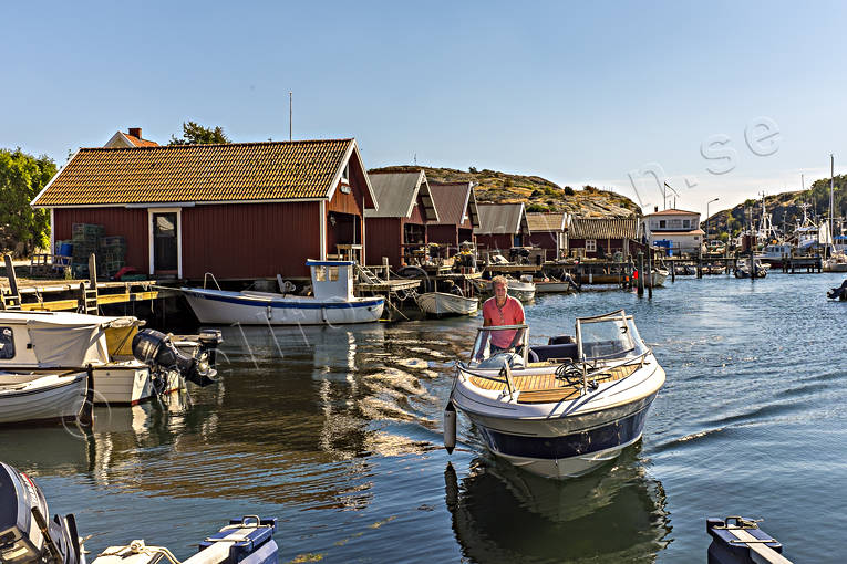 Förtöjer motorbåt Bohuslän, båt, båthus, friluftsliv, förtöja, hamn, hav, kommunikationer, kust, Landskap, motorbåt, sjöfart, skärgård, sommar