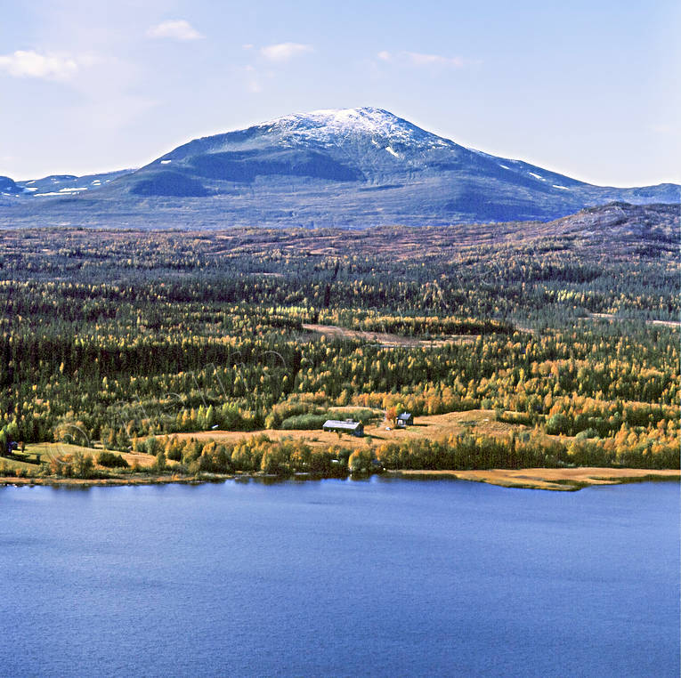Gammalt torpställe vid Ånnsjön Bunnerfjällen, drönarbilder, drönarfoto, fjäll, fjällsjö, flygbild, flygbilder, Flygfoto, flygfoton, höst, Jämtland, Landskap, torp, Ånnsjön