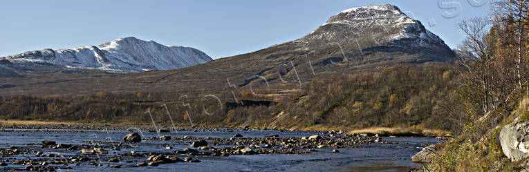 Getryggen Tväråklumpen fjäll, fjällandskap, fjällen, fjällskog, fjälltopp, Handölan, högfjäll, höst, höstfärger, Jämtland, Landskap, natur, nysnö, Snasahögarna, Snasen, Snasenmassivet, snö, årstid, årstider, älv