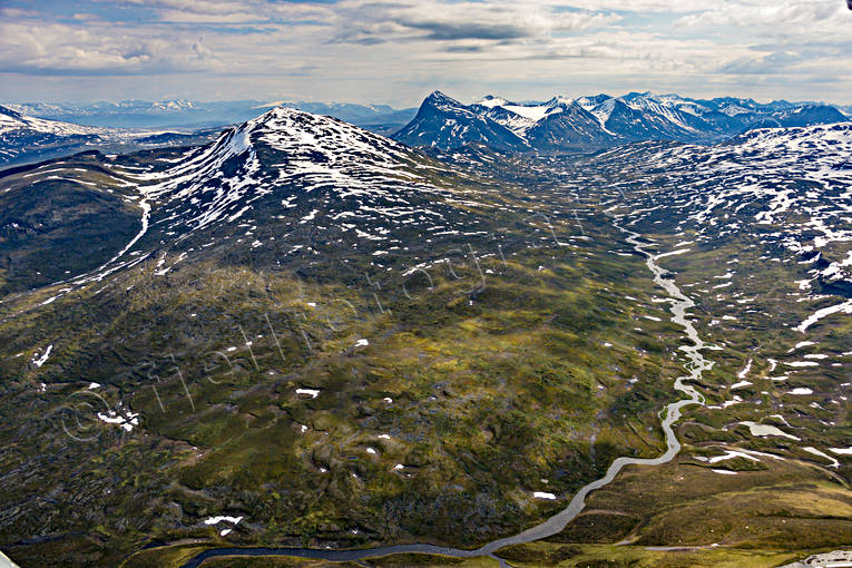 Gisuris och Nijak drönarbild, drönarbilder, drönarfoto, fjällbäck, flygbild, flygbilder, Flygfoto, flygfoton, Gisuris, Landskap, lappland, Nijak, Sarekjåhkkå, Sierggajåhkå, sommar