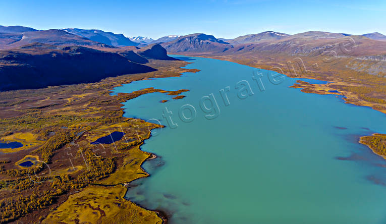 Glaciärfärgat vatten i Sitojaure Akanjarka, Akkapakte, drönarbilder, drönarfoto, flygbild, flygbilder, Flygfoto, flygfoton, glaciärvatten, höst, jökelvatten, Landskap, lappland, Piutjapakte, Ripakluokta, Ripanjarka, Sitojaure, Skämmapakte, Svenska Fjällen, Tjålenjarka, Tjålepakte