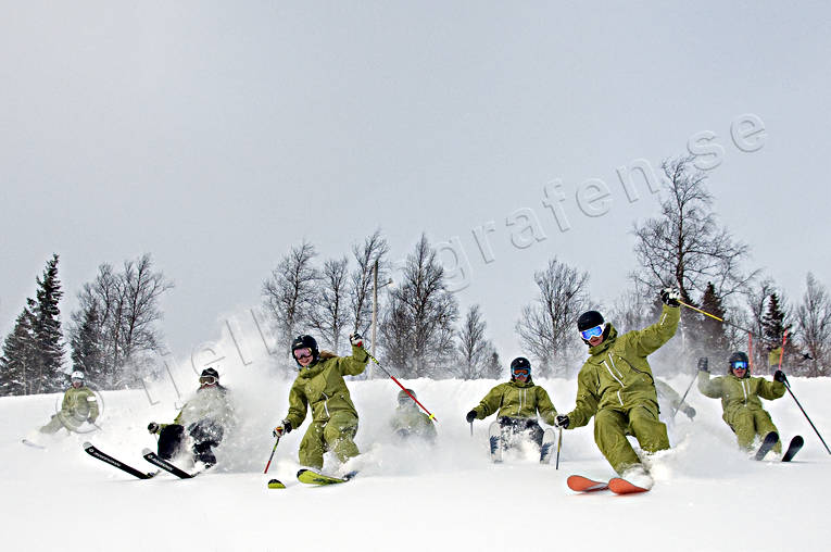 Glada skidåkare i nysnö djupsnö, Edåsdalen, glada, glädje, grupp, offpist, skidor, skidåkare, skidåkning, skratt, snö, snösprut, sport, utförsåkning, vinter