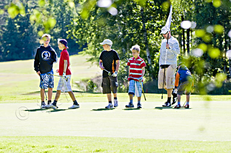 Golfspelare barn, diverse, fairway, golf, golfbana, golfspelare, green, gräs, gräsmatta, grönt, mjölkeröd, sommar, sport, ungdomar