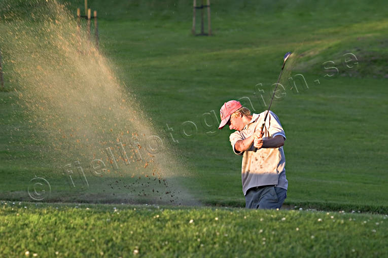 Golfspelare i bunker bunker, diverse, gofklubba, golf, golfbana, golfspel, golfspelare, man, mjölkeröd, pojke, slag, sommar, sport