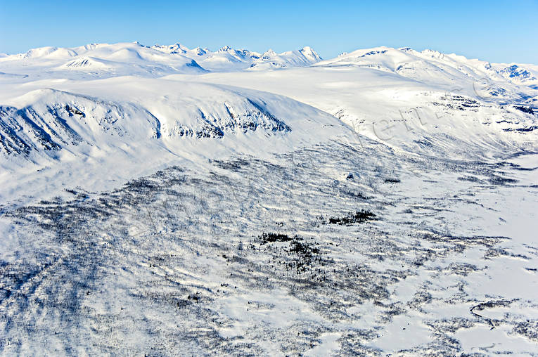 Brddegiehtje, drnarbild, drnarbilder, drnarfoto, fjllen, flygbild, flygbilder, Flygfoto, flygfoton, granbestnd, Landskap, lappland, Lulep Suobbatjavrre, Suobbattjhkk, vinter