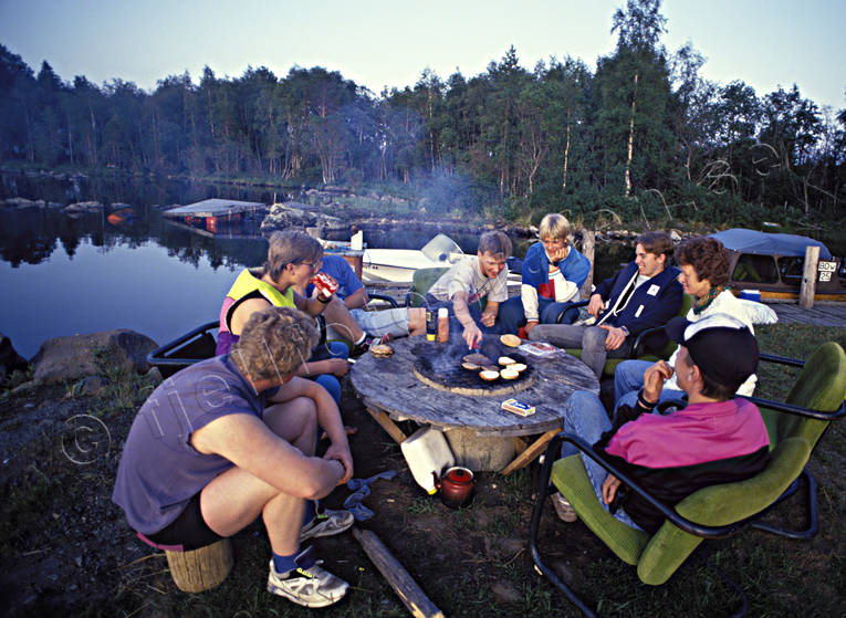 Grillning vid sjöstrand friluftsliv, grilla, grillning, kväll, samkväm, sommar, sommarkväll, strand, uteliv, äventyr