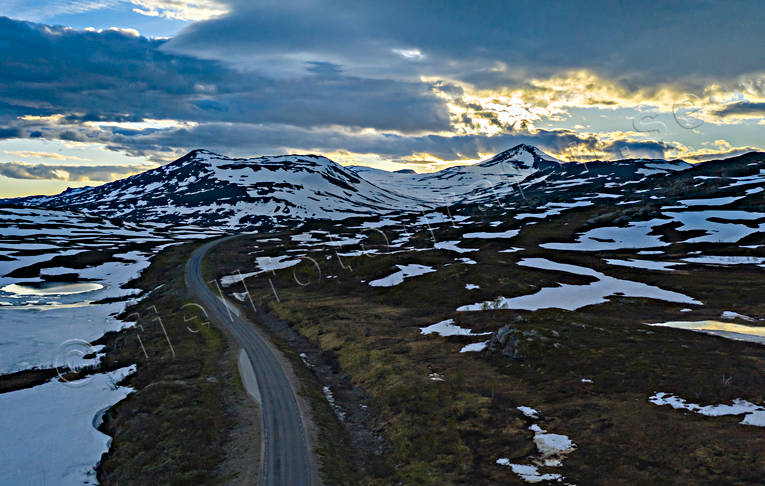 Gränsfjällen vid Mierkenis Barents väg, drönarbild, drönarbilder, drönarfoto, fjäll, flygbild, flygbilder, Flygfoto, flygfoton, gränsfjäll, Landskap, lappland, Mierkenis, snösmältning, vår, väg 95