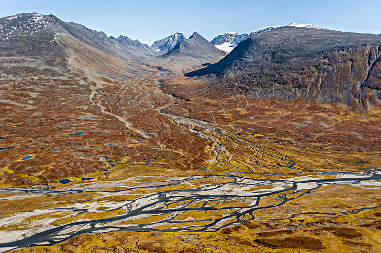 Guobirvaggi in mot Drakryggen Drakryggen, drönarbilder, drönarfoto, FJÄLLEN, flygbild, flygbilder, Flygfoto, flygfoton, flätad älv, Guobircohkka, Guobirjohka, Guobirvaggi, höst, Landskap, lappland