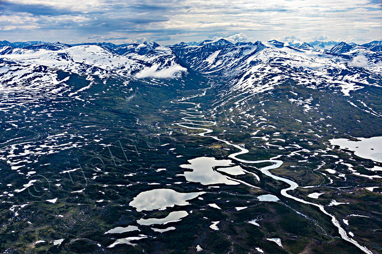 Guohpervagge in mot Sarek drönarbild, drönarbilder, drönarfoto, fjälldal, flygbild, flygbilder, Flygfoto, flygfoton, Guohpervagge, Landskap, lappland, Låvdajavrasj, Låvdajåhjå, meanderkurvor, meanderslingor, sarek, sommar