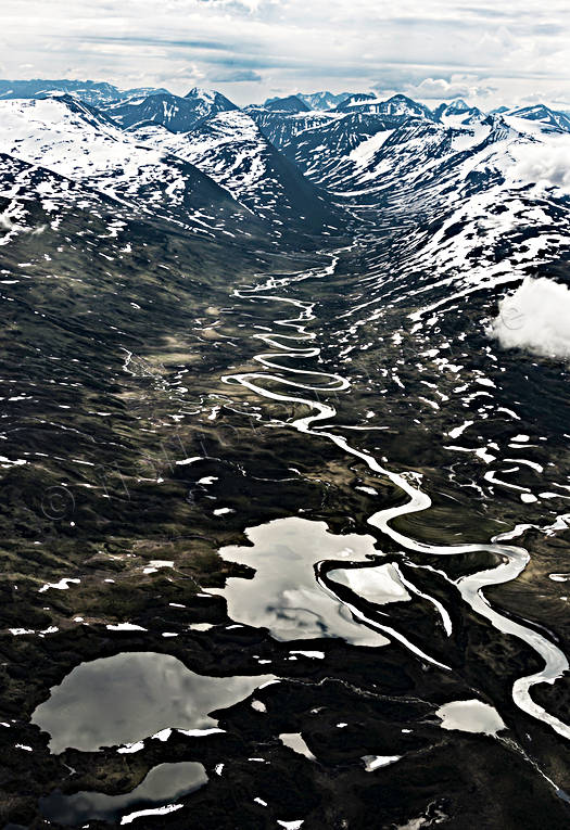 Guohpervagge in mot Sarek drönarbild, drönarbilder, drönarfoto, fjälldal, flygbild, flygbilder, Flygfoto, flygfoton, Guohpervagge, Landskap, lappland, Låvdajavrasj, Låvdajåhjå, meanderkurvor, meanderslingor, sarek, sommar