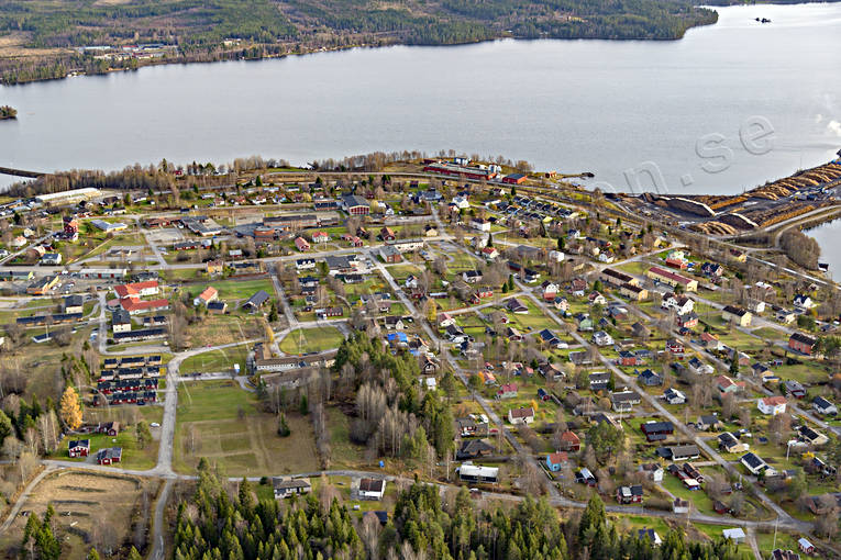 Gällö vid Revsundssjön drönarbilder, drönarfoto, flygbild, flygbilder, Flygfoto, flygfoton, Gällö, höst, Jämtland, Revsundssjön, samhällen