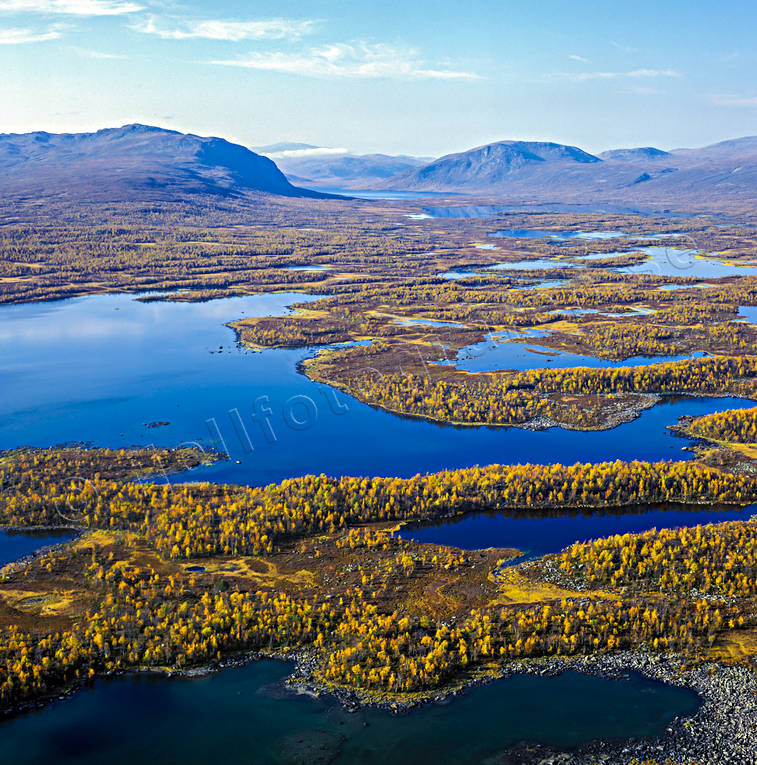 Gåbdok söder om Bartaure Bartaure, Bartaurluspe sameviste, drönarbilder, drönarfoto, fjäll, fjällsjö, flygbild, flygbilder, Flygfoto, flygfoton, Gåbdok, höst, höstfärger, Jäckvik, Kalto, Kietsekaise, Landskap, lappland, Svenska Fjällen, Tsåkka, Vilitsavon