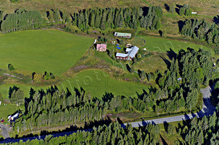 Gård i Fagerdal Jämtland drönarbilder, drönarfoto, Fagerdal, flygbild, flygbilder, Flygfoto, flygfoton, gårdar, Jämtland, peralbintorp, småbruk, sommar, torpställe