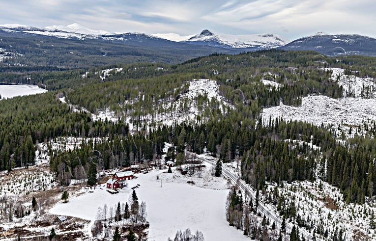Gård i Hotagen Slåtten drönarbild, drönarbilder, drönarfoto, fjällnära, flygbild, flygbilder, Flygfoto, flygfoton, gårdar, höst, Jämtland, Landskap, Rörvattnet, Slåtten, ödemarksgård
