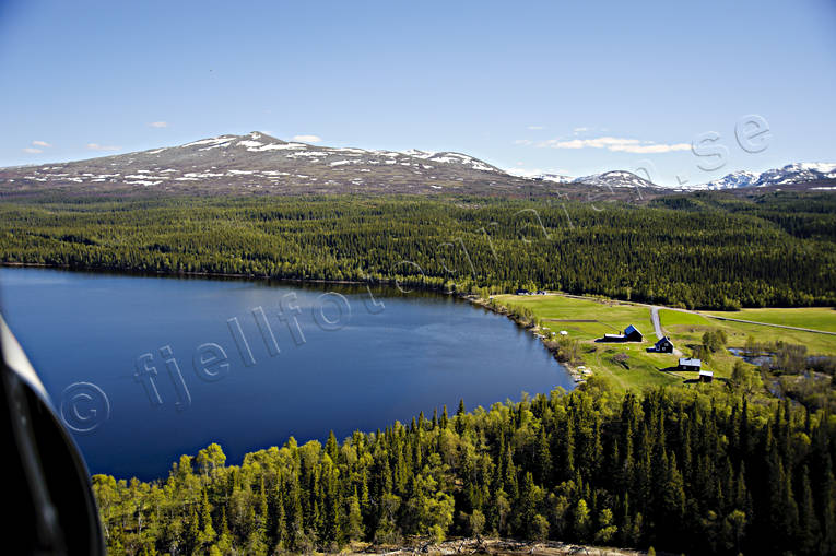 Gård vid Ånnsjön, Bunnerviken Bunnerfjällen, Bunnerviken, drönarbilder, drönarfoto, flygbild, flygbilder, Flygfoto, flygfoton, gård, Jämtland, Landskap, sommar, Ånnsjön