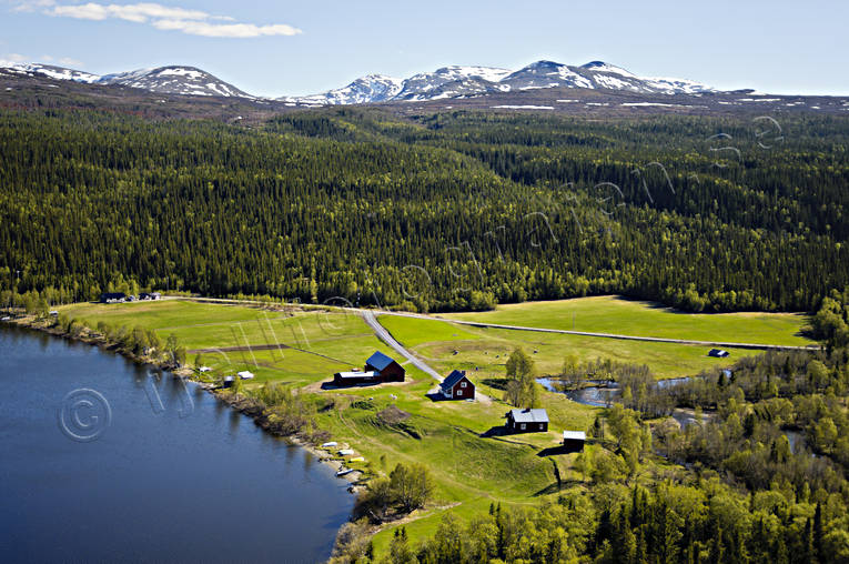 Gård vid Ånnsjön, Bunnerviken Bunnerfjällen, Bunnerviken, drönarbilder, drönarfoto, flygbild, flygbilder, Flygfoto, flygfoton, gård, Jämtland, Landskap, sommar, Ånnsjön