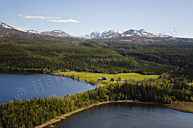 Gård vid Ånnsjön, Bunnerviken Bunnerfjällen, Bunnerviken, drönarbilder, drönarfoto, flygbild, flygbilder, Flygfoto, flygfoton, gård, Jämtland, Landskap, sommar, Ånnsjön