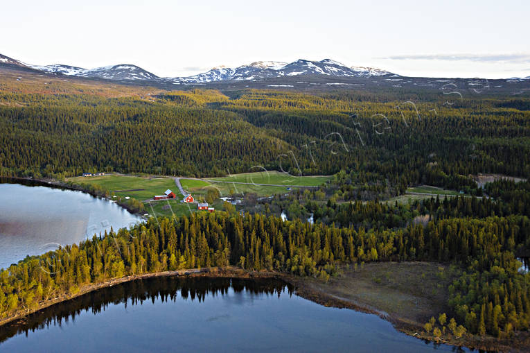 Gård vid Ånnsjön, Bunnerviken Bunnerfjällen, Bunnerviken, drönarbilder, drönarfoto, flygbild, flygbilder, Flygfoto, flygfoton, gård, Jämtland, Landskap, sommar, Ånnsjön