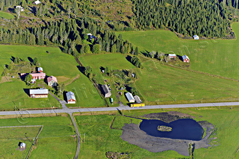 Gårdar i Lorås Jämtland damm, drönarbilder, drönarfoto, flygbild, flygbilder, Flygfoto, flygfoton, gårdar, Jämtland, Lorås, sommar, viltvatten