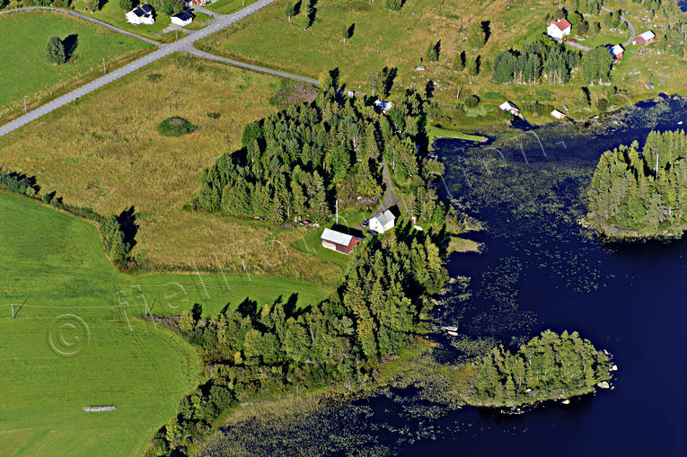 Gårdar vid Hammerdalssjön Åsen drönarbilder, drönarfoto, flygbild, flygbilder, Flygfoto, flygfoton, gårdar, Hammerdal, Hammerdalssjön, Jämtland, sommar, Åsen