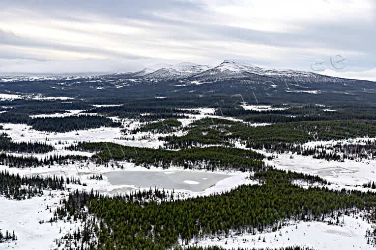 Gåstjärnen och Ansätten Ansätten, drönarbild, drönarbilder, drönarfoto, fjällnära, fjällskog, flygbild, flygbilder, Flygfoto, flygfoton, Gåstjärnen, höst, Jämtland, Landskap, skog