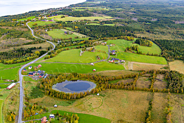 Hallenbygden Bynom, Byvalla, drönarbilder, drönarfoto, flygbild, flygbilder, Flygfoto, flygfoton, Hallen, Hallenbygden, höst, Jämtland, Kullergården, Landskap, samhällen, Överhallen, Överhalltjärnen