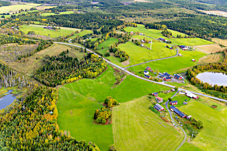 Hallenbygden Bynom, Byvalla, drönarbilder, drönarfoto, flygbild, flygbilder, Flygfoto, flygfoton, Hallen, Hallenbygden, höst, Jämtland, Kullergården, Landskap, samhällen, Överhallen, Överhalltjärnen