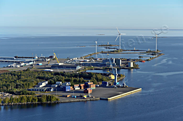 Hamn med vindkraft Hillskär anläggningar, drönarbilder, drönarfoto, flygbild, flygbilder, Flygfoto, flygfoton, hamn, Hillskär, Holmsund, Landskap, samhällen, sommar, Västerbotten