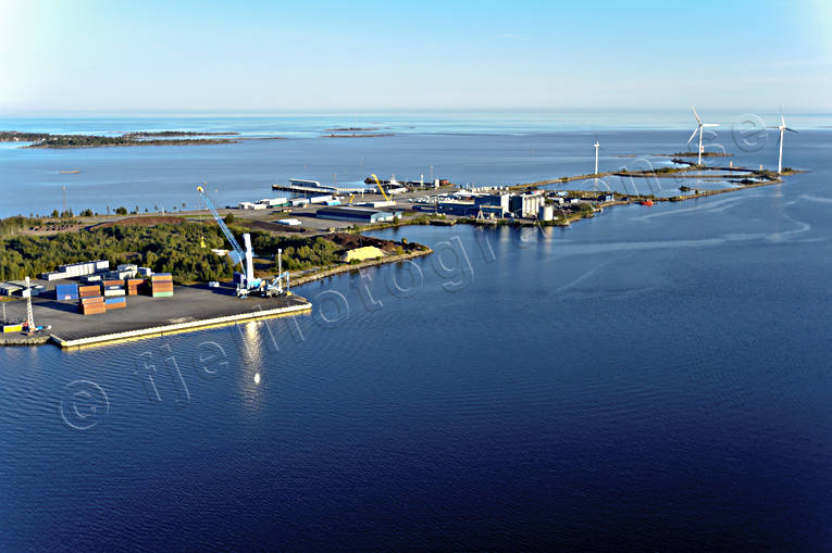 Hamn med vindkraft Hillskär anläggningar, drönarbilder, drönarfoto, flygbild, flygbilder, Flygfoto, flygfoton, hamn, Hillskär, Holmsund, Landskap, samhällen, sommar, Västerbotten