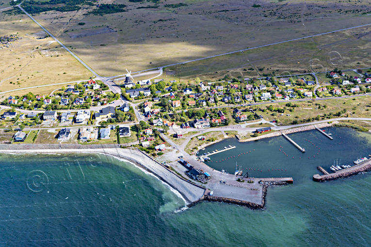 Hamnen Sandvik Flygfoto drönarbilder, drönarfoto, flygbild, flygbilder, Flygfoto, flygfoton, hamnen, samhällen, Sandvik, småbåtshamn, sommar, Öland
