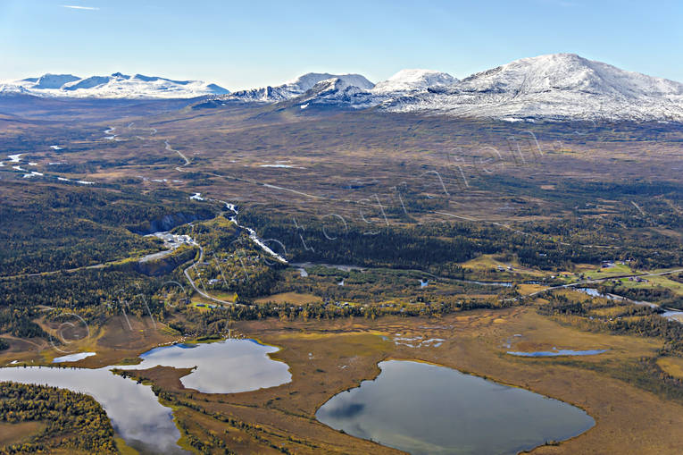 Handöl Snasahögarna och Sylarna drönarbilder, drönarfoto, flygbild, flygbilder, Flygfoto, flygfoton, Handöl, Handölan, höst, Jämtland, Landskap, Lomtjärnen, samhällen, Snasahögarna, Svenska Fjällen, sylarna, täljstenfabrik, täljstensbrott, täljstensfabrik