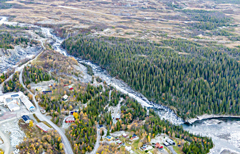Handölsforsen Handöl byar, drönarbild, drönarbilder, drönarfoto, flygbild, flygbilder, Flygfoto, flygfoton, Handöl, Handölan, Handölsforsen, höst, Jämtland, samhällen, täljsten, täljstensbrott, täljstensfabrik