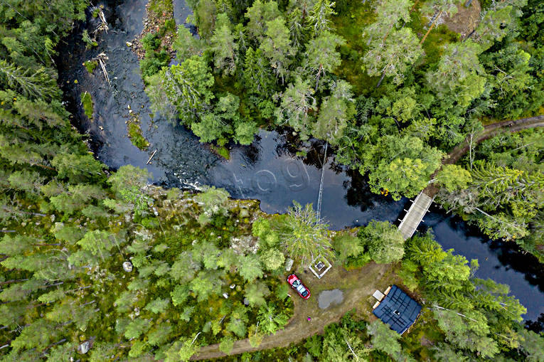 Hans Lidmans Svartån drönarbild, drönarbilder, drönarfoto, fiske, fiskeå, flugfiske, flygbild, flygbilder, Flygfoto, flygfoton, furustammar, Hans Lidman, inspiration, Mållångsboån, skogså, sportfiske, Svartån, vattenspegel, å