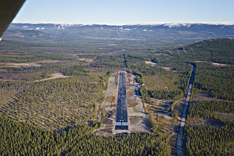 Hedlanda flygplats, Hede, Hedeviken asfaltbana, byggnationer, drönarbilder, drönarfoto, flygbild, flygbilder, Flygfoto, flygfoton, flygplats, Hede, Hedeviken, Hedlanda, Härjedalen, höst, landningsbana, Vemdalen