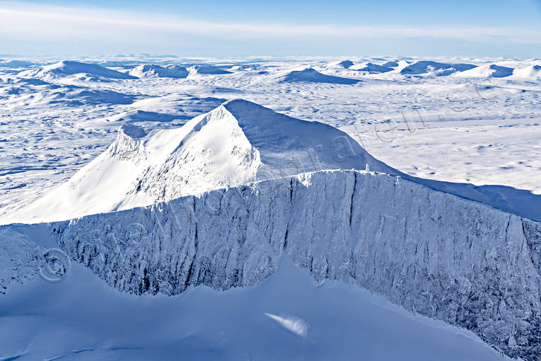 Helags Flygfoto drönarbild, drönarbilder, drönarfoto, fjälltopp, fjälltoppar, flygbild, flygbilder, Flygfoto, flygfoton, Helags, Jämtland, Landskap, vinter