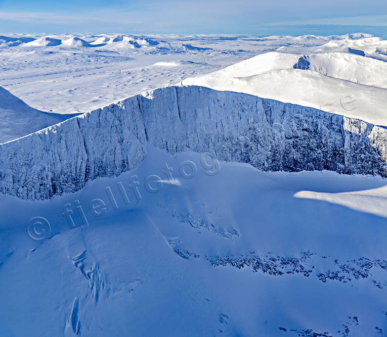 Helags Flygfoto drönarbild, drönarbilder, drönarfoto, fjälltopp, fjälltoppar, flygbild, flygbilder, Flygfoto, flygfoton, glaciär, Helags, Helgsglaciären, Jämtland, Landskap, vinter