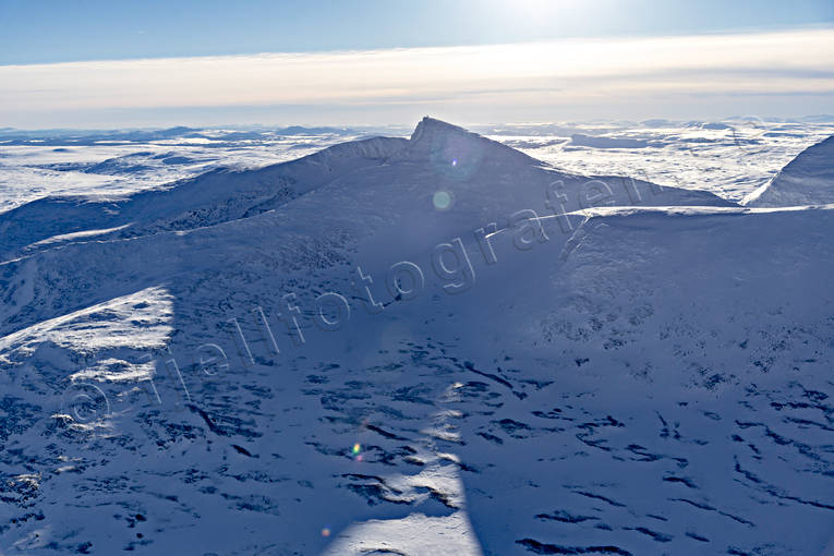 Helags Flygfoto från norr brant, drönarbild, drönarbilder, drönarfoto, fjäll, fjälltopp, flygbild, flygbilder, Flygfoto, flygfoton, Helags, Jämtland, Jämtlandsfjällen, Landskap, vinter