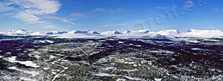 Helags och Lunndörrspasset sett från sydost drönarbilder, drönarfoto, fjäll, flygbild, flygbilder, Flygfoto, flygfoton, Helags, Härjedalen, Jämtland, Landskap, Lunndörrspasset, panorama, panoramabilder, skog, Storsjö, vinter