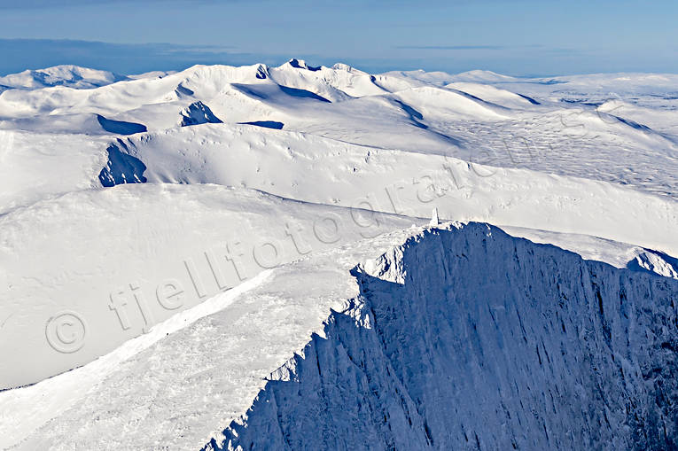 Helags och Sylarna Flygfoto drönarbild, drönarbilder, drönarfoto, fjälltopp, fjälltoppar, flygbild, flygbilder, Flygfoto, flygfoton, Helags, Jämtland, Landskap, sylarna, vinter