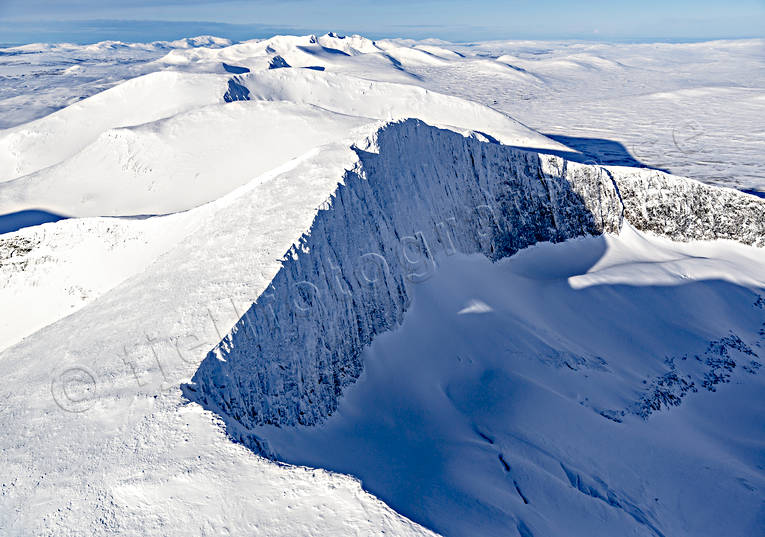 Helags och Sylarna Flygfoto drönarbild, drönarbilder, drönarfoto, fjälltopp, fjälltoppar, flygbild, flygbilder, Flygfoto, flygfoton, glaciär, Helags, Helgsglaciären, Jämtland, Landskap, sylarna, vinter
